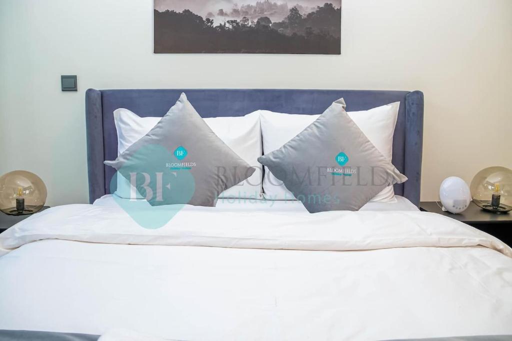 Postel nebo postele na pokoji v ubytování Bloomfields Cozy Stu Azizi Riviera Meydan