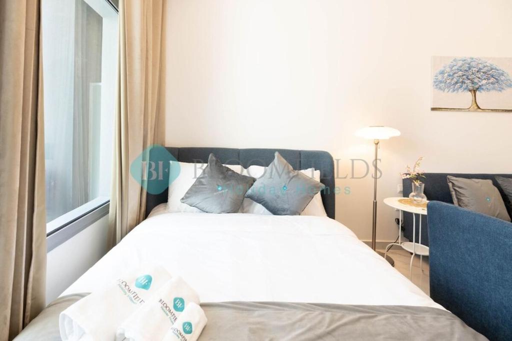 Postel nebo postele na pokoji v ubytování Bloomfields Elegant Stu In Oasis Masdar City