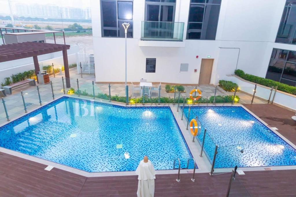 Bazén v ubytování Bloomfields 1br Azizi Gardens Meydan nebo v jeho okolí