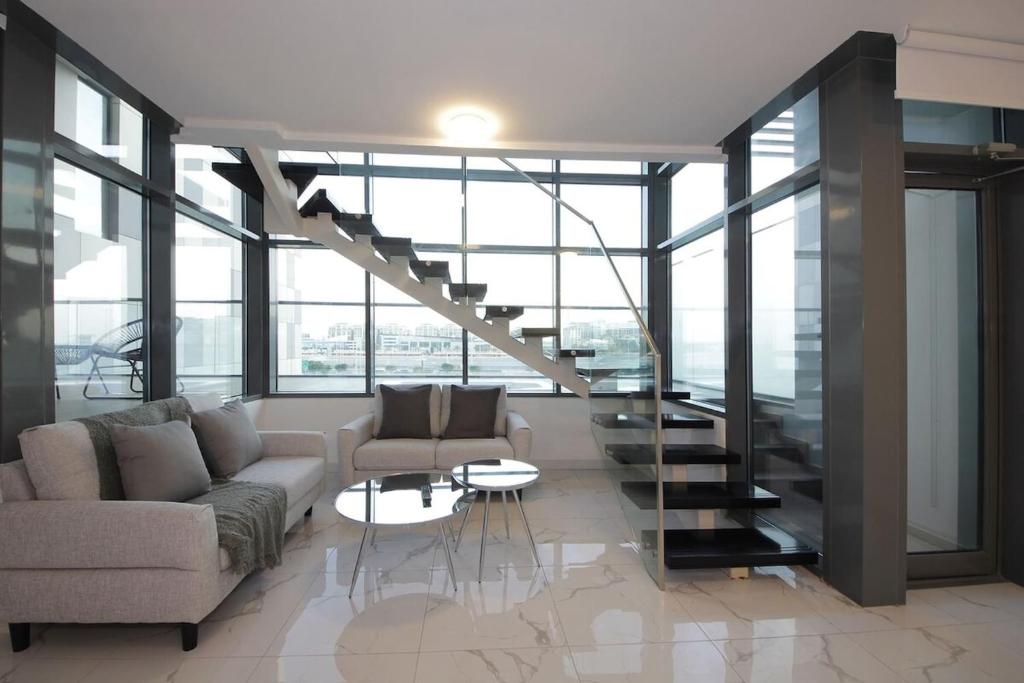 Posezení v ubytování Bloomfields Luxury 2br Duplex In Raha Lofts
