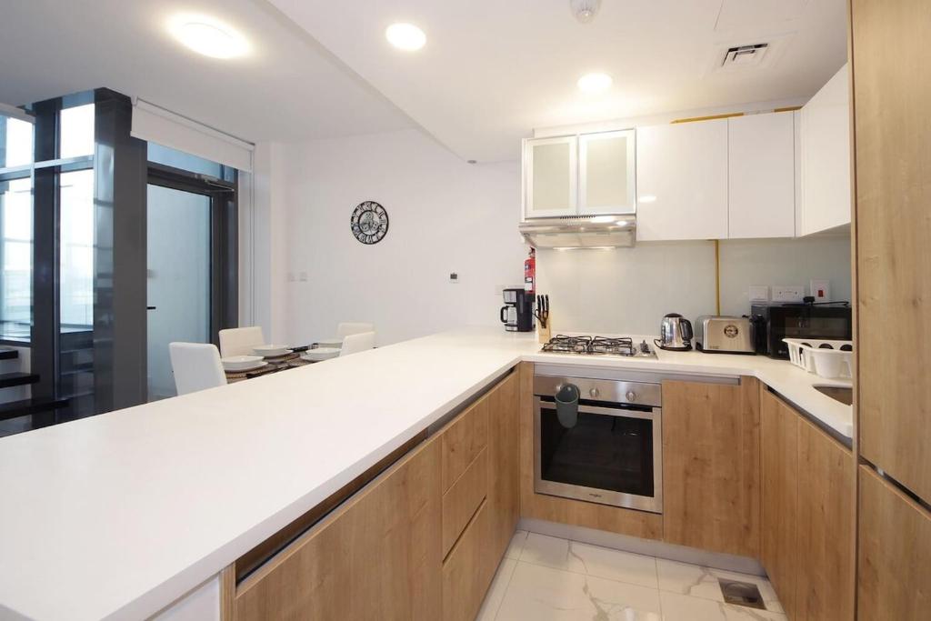Kuchyň nebo kuchyňský kout v ubytování Bloomfields Luxury 2br Duplex In Raha Lofts