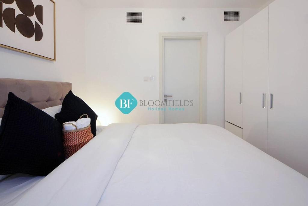 Postel nebo postele na pokoji v ubytování Bloomfields Luxury 2br Duplex In Raha Lofts
