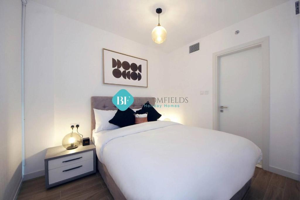 Postel nebo postele na pokoji v ubytování Bloomfields Luxury 2br Duplex In Raha Lofts