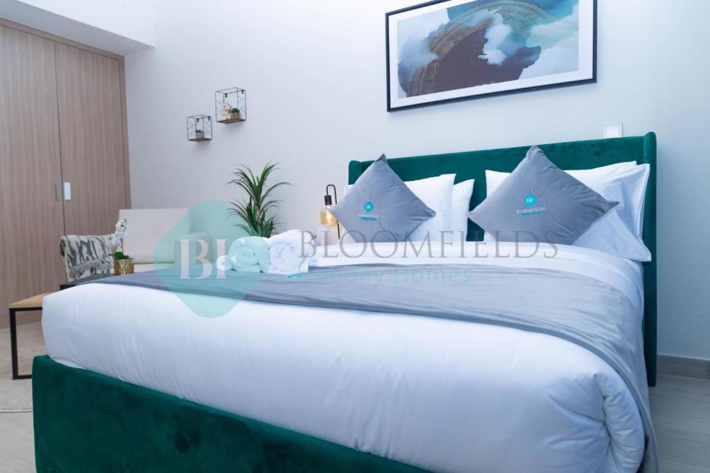 Postel nebo postele na pokoji v ubytování Bloomfields Fantastic Stu Azizi Riviera Meydan
