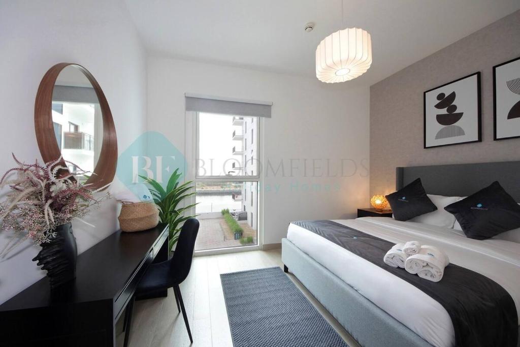 Postel nebo postele na pokoji v ubytování Bloomfields 1br Canal View In Waters Edge Yas