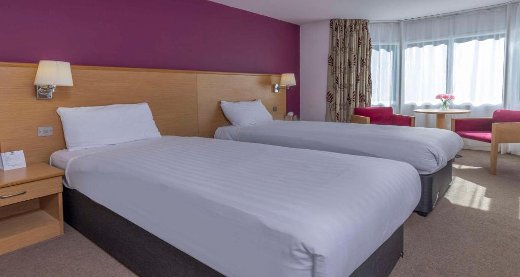 Postel nebo postele na pokoji v ubytování Best Western The Dartmouth Hotel, Golf & Spa