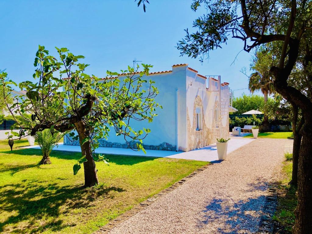 a villa with a garden and a swimming pool at Baia dell Alba in Termoli
