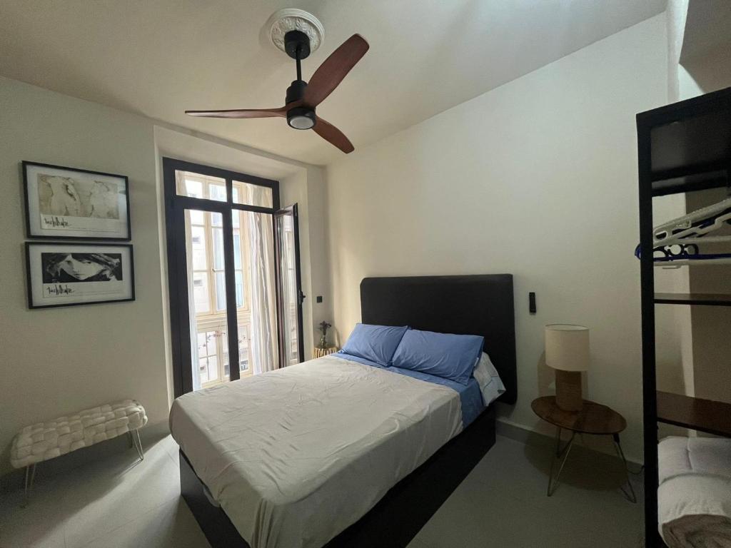 Posteľ alebo postele v izbe v ubytovaní Apartamento Málaga Centro Tritón