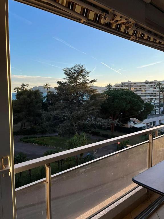 Elle comprend un balcon doté d'une grande fenêtre offrant une vue sur la ville. dans l'établissement Sea Pearl apartment Cannes, à Cannes