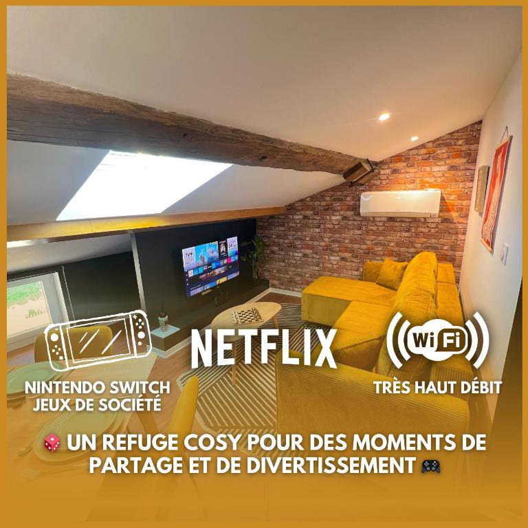 une publicité pour un salon avec un canapé jaune dans l'établissement Garçonnière - Refuge parfait pour Amis et Jeux !, à Villeneuve-sur-Lot