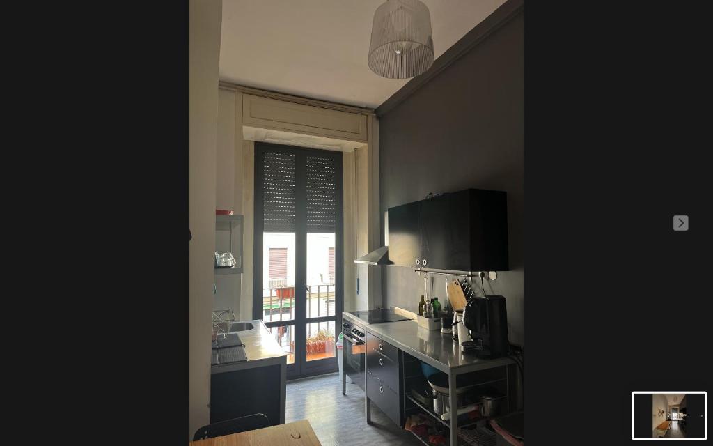 een keuken met een aanrecht en een raam bij Deodato guesthouse in Catania