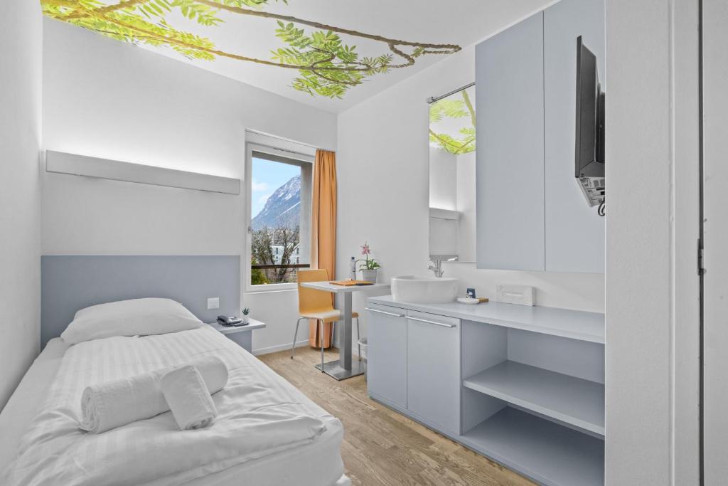 Postel nebo postele na pokoji v ubytování Hôtel de la Poste Sierre