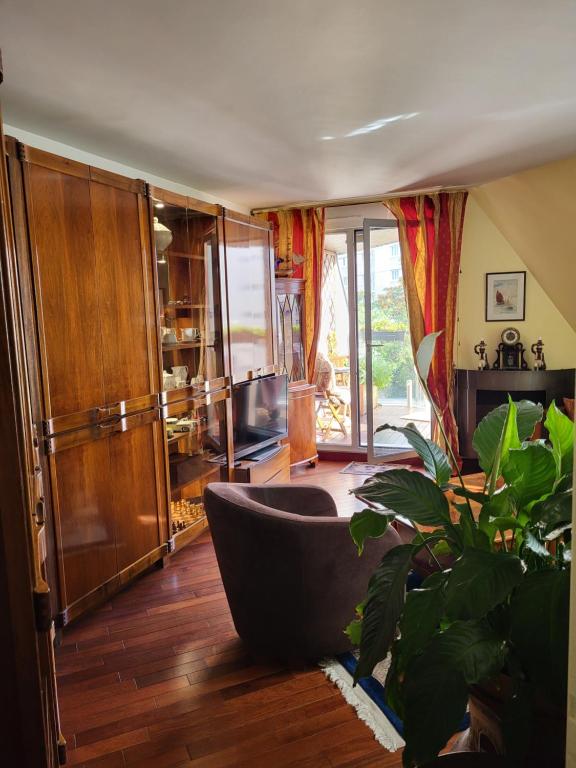 un salon avec une baignoire et une plante dans l'établissement Appartement de Charme avec terrasse proche 5eme arrdt, à Paris