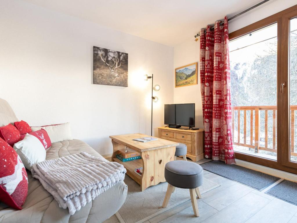 un salon avec un canapé et une télévision dans l'établissement Confort et Wifi gratuit : Appartement 3 pièces pour 4-6 personnes, proche pistes et remontées mécaniques - FR-1-265-307, à Modane