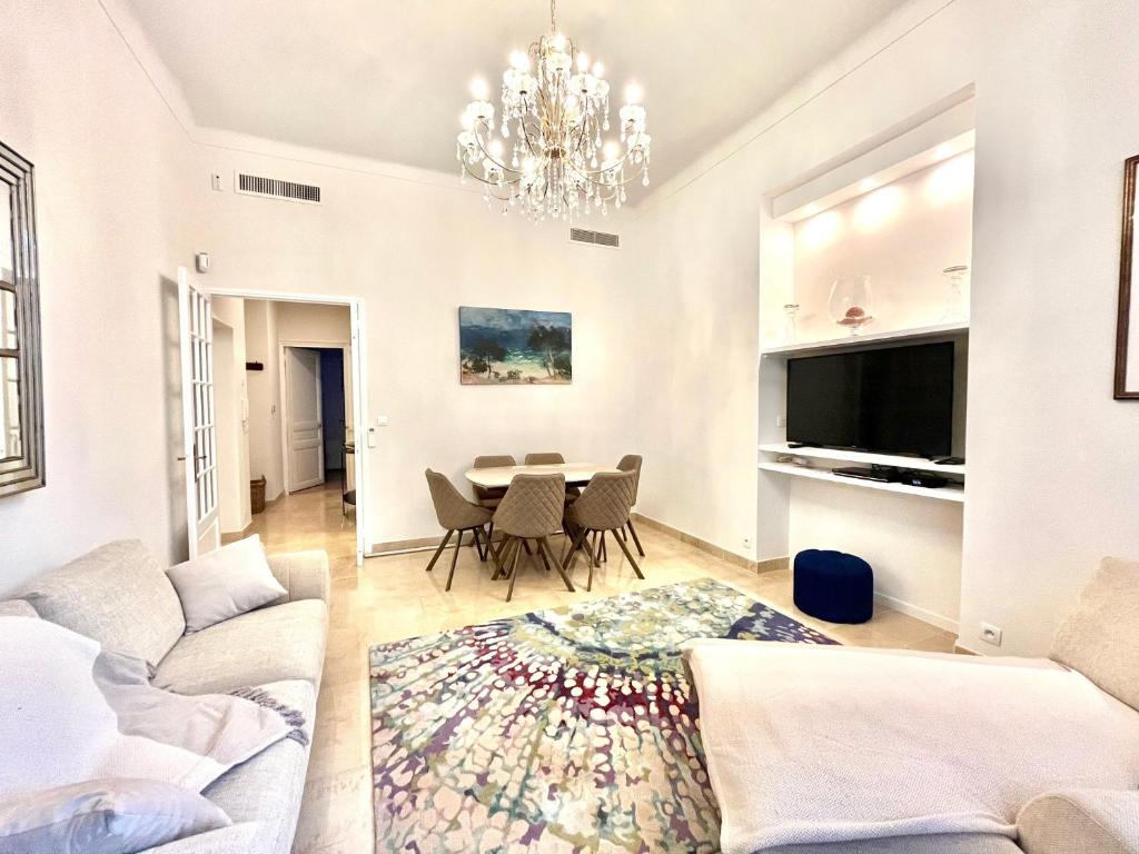 Televízia a/alebo spoločenská miestnosť v ubytovaní Marina Luxury 3 bedroom by Welcome to Cannes