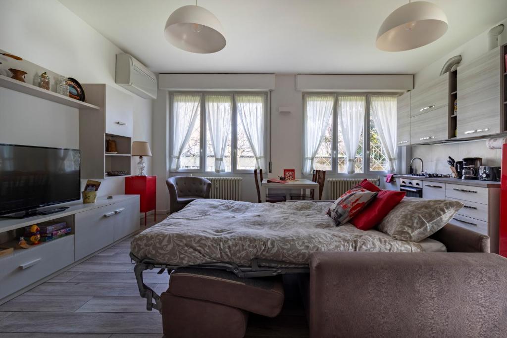 um quarto com uma cama, um sofá e uma cozinha em Casa Carozzi em Milão
