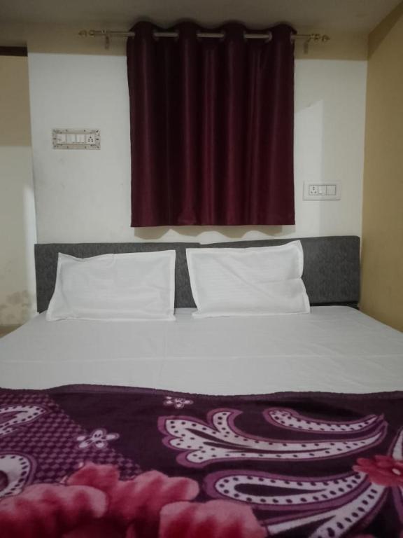 Postel nebo postele na pokoji v ubytování Khatu Shyam Guest House