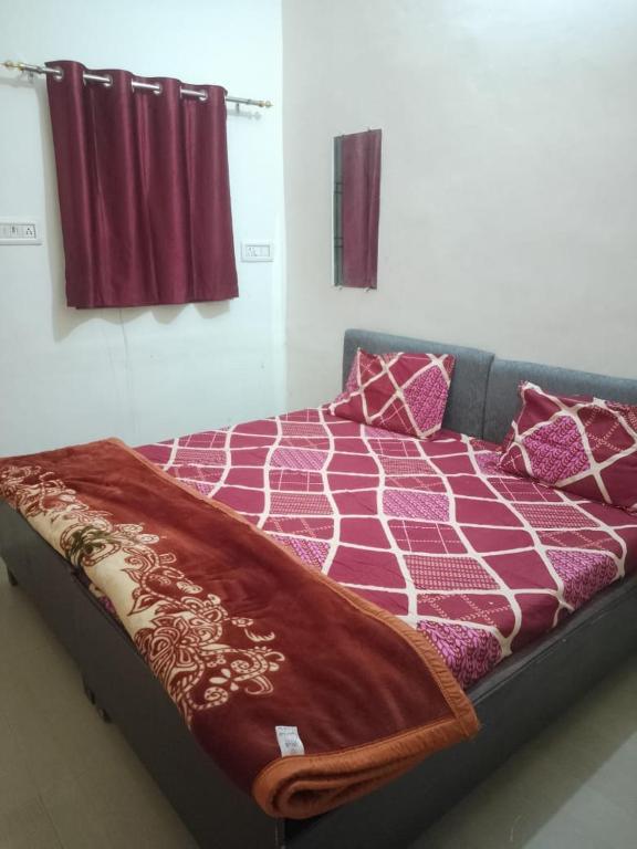 Postel nebo postele na pokoji v ubytování Khatu Shyam Guest House