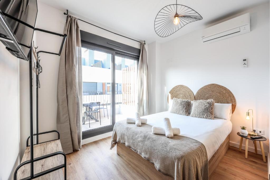 Giường trong phòng chung tại Elegant Studio with Private Terrace by RentitUP