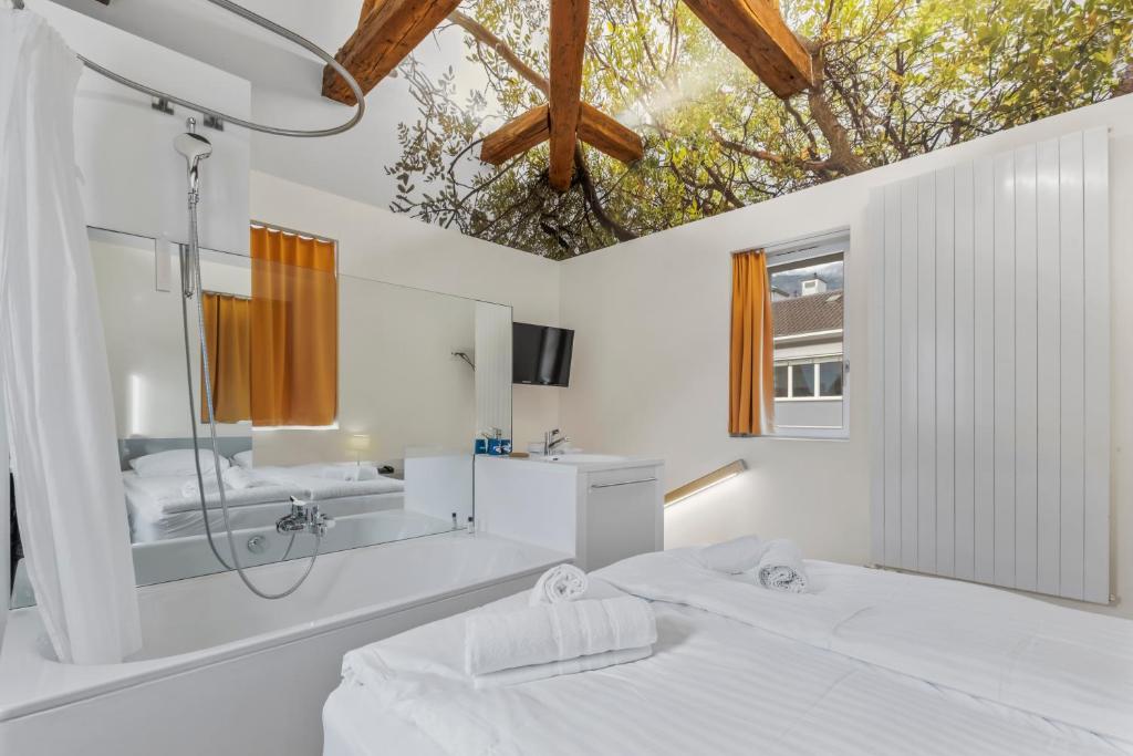 Postel nebo postele na pokoji v ubytování Hôtel de la Poste Sierre