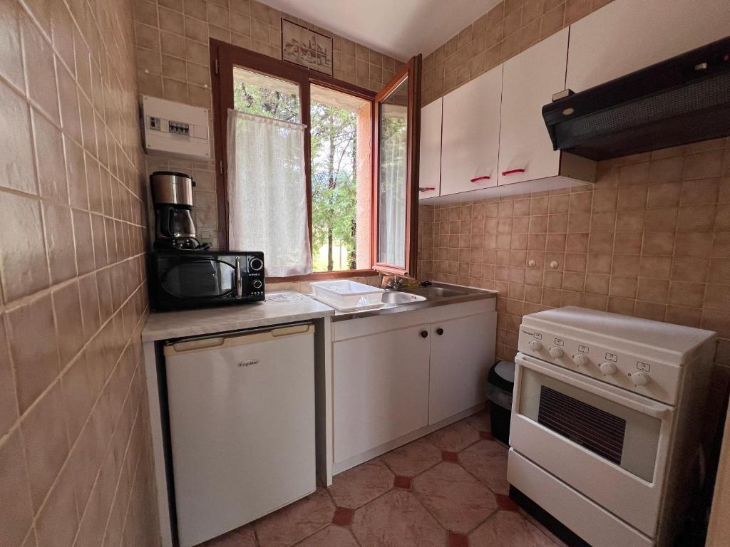 Kuchyň nebo kuchyňský kout v ubytování Camping de la Lyre