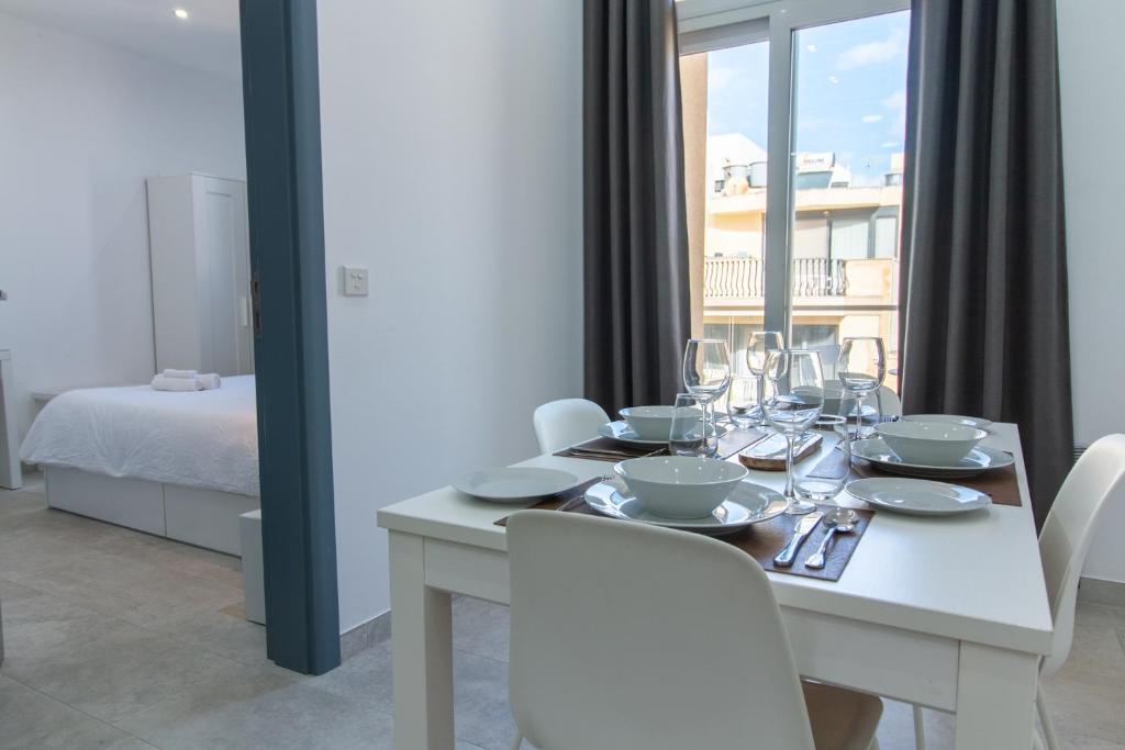 Postel nebo postele na pokoji v ubytování Sandstone Apartment 19
