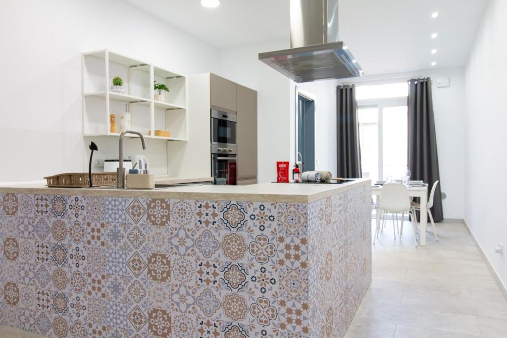 Kuchyň nebo kuchyňský kout v ubytování Sandstone Apartment 19