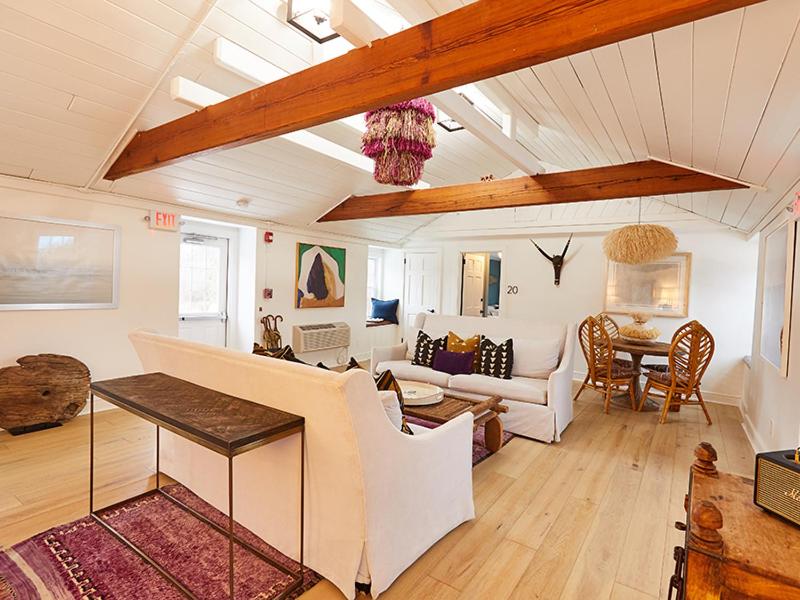 Shelter Harbor Inn - King Suite