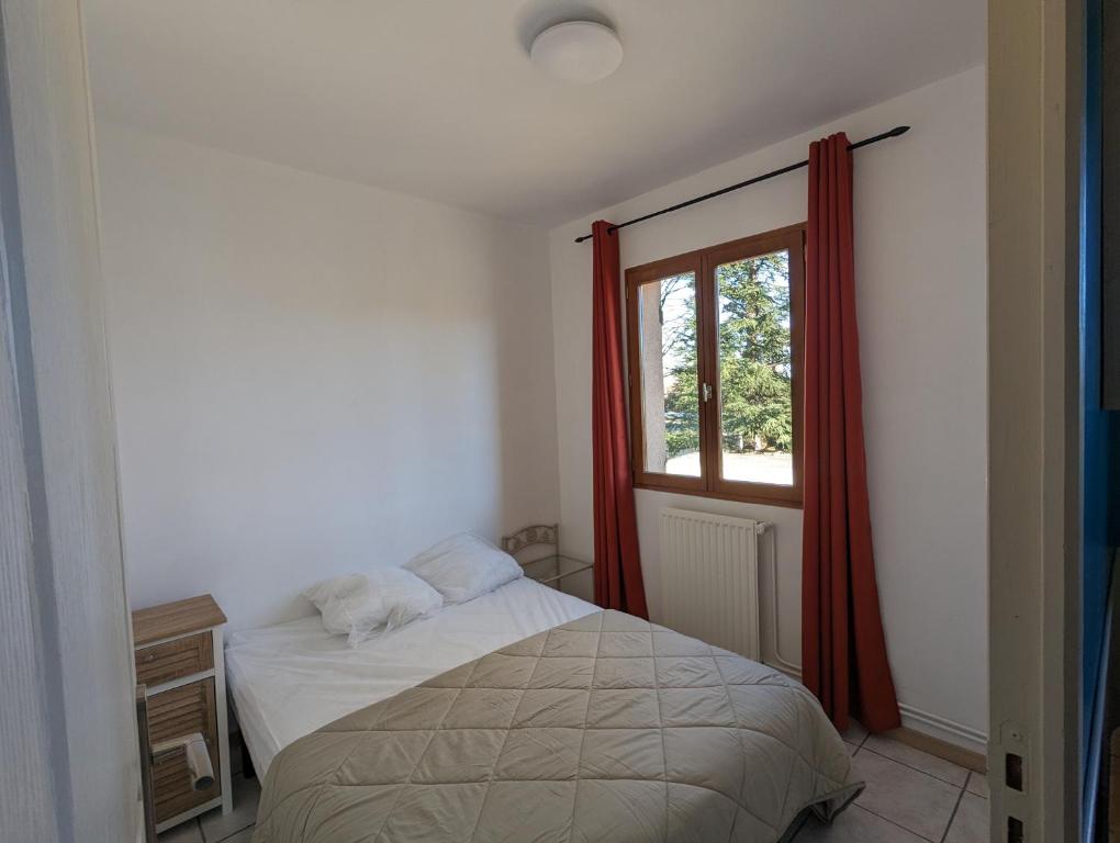 Postel nebo postele na pokoji v ubytování Camping de la Lyre