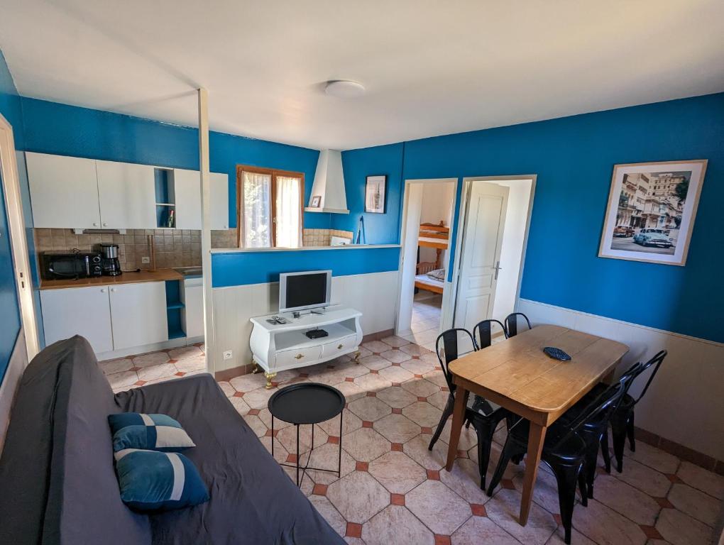 Kuchyň nebo kuchyňský kout v ubytování Camping de la Lyre
