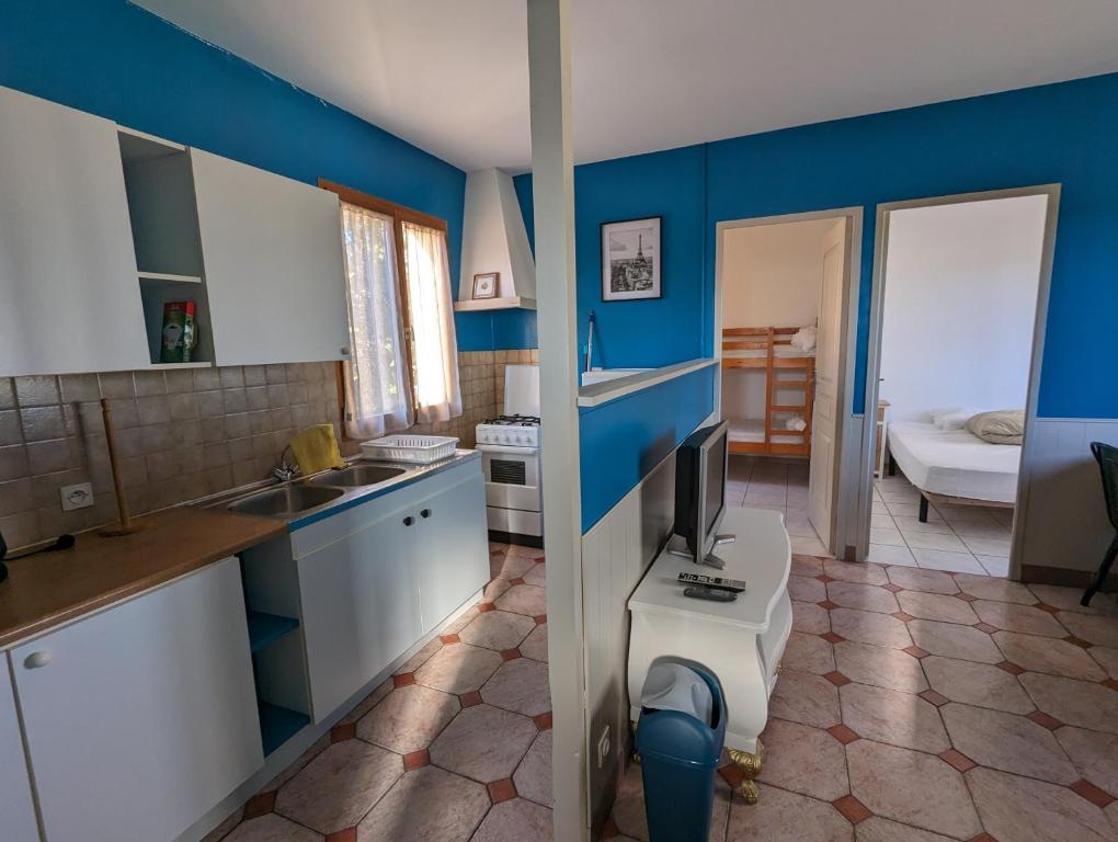 Kuchyň nebo kuchyňský kout v ubytování Camping de la Lyre