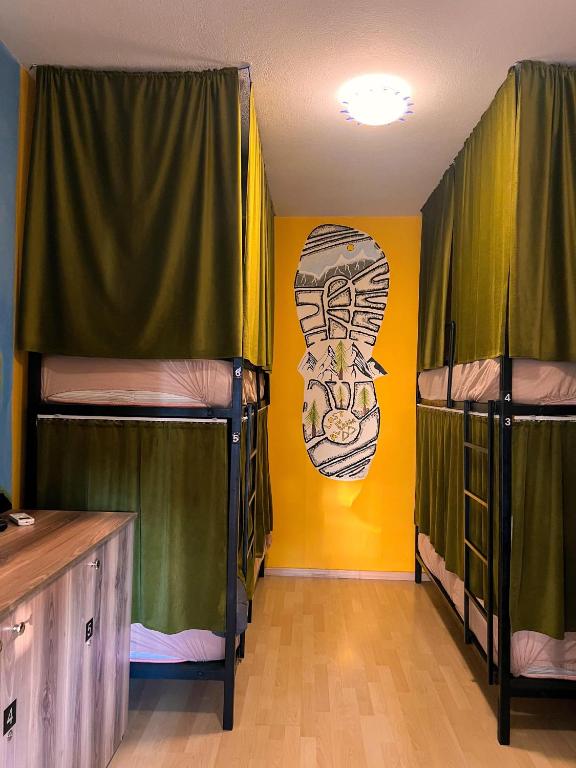 Postel nebo postele na pokoji v ubytování Blue Door Hostel