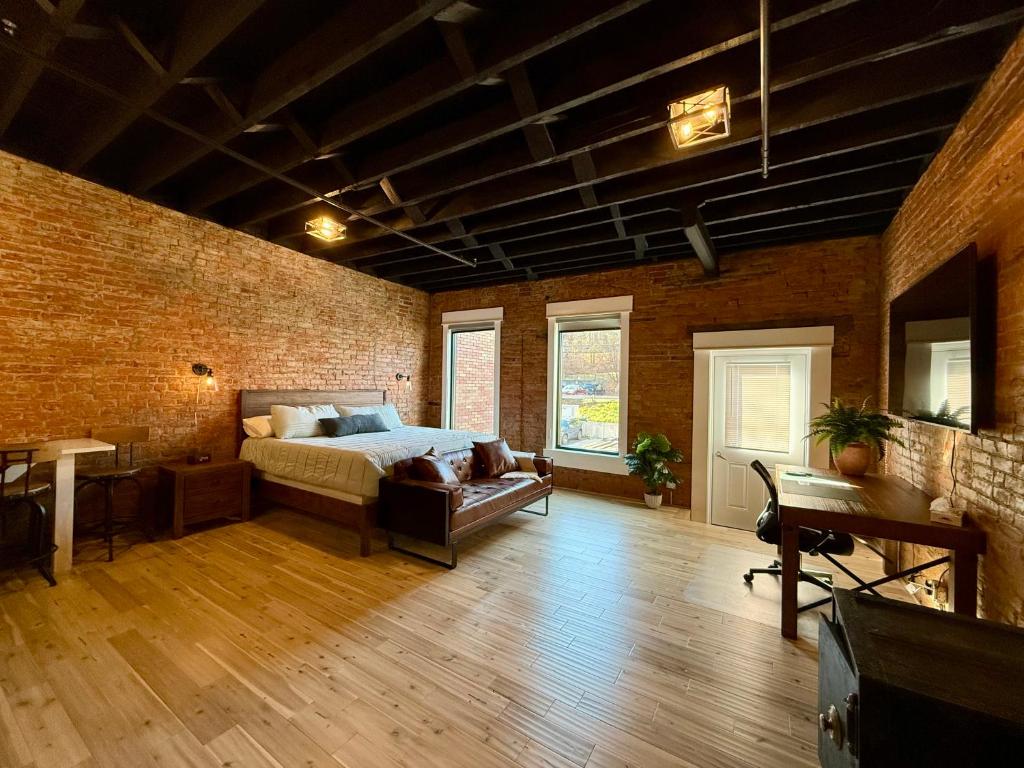Postel nebo postele na pokoji v ubytování The Benjamin Hotel