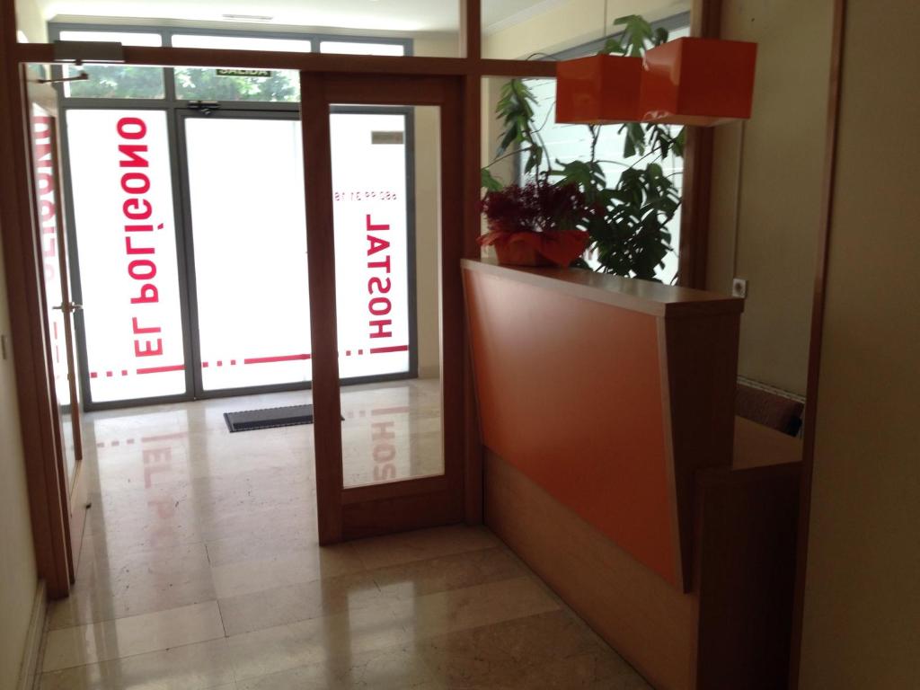een toegang tot een winkel met een bord op de deur bij Hostal El Poligono in Zamora