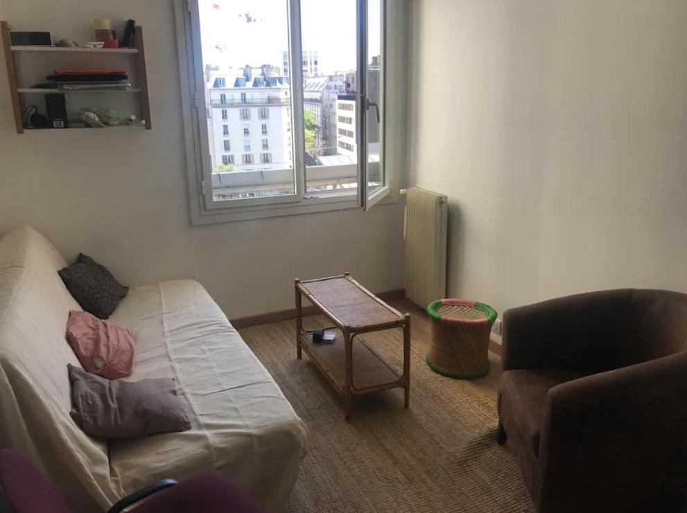 un salon avec un canapé et une table dans l'établissement T2 -Cosy and Comfort in Paris - Montmartre, à Paris