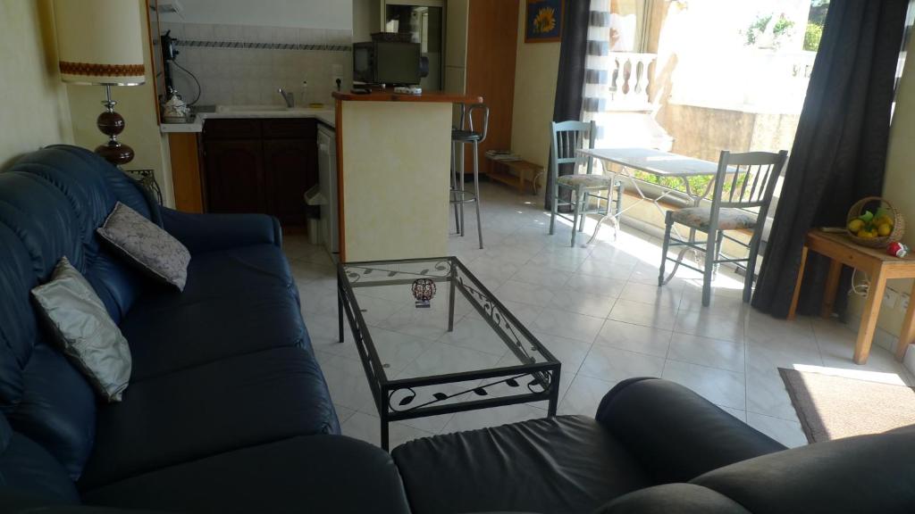 un salon avec un canapé et une table dans l'établissement Appartement ensoleillé belle vue dégagée, à Menton
