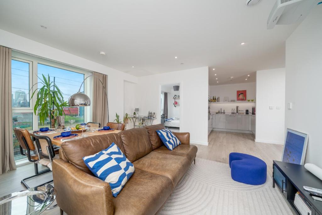Χώρος καθιστικού στο Waterview apartments with ultra fast wifi close to Excel and O2, corporates and contractors welcome