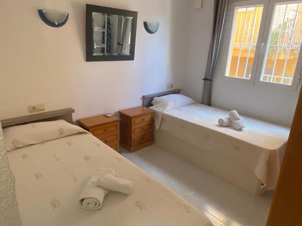 A bed or beds in a room at Calle Goya 16 - 4 personen met gemeenschappelijk zwembad