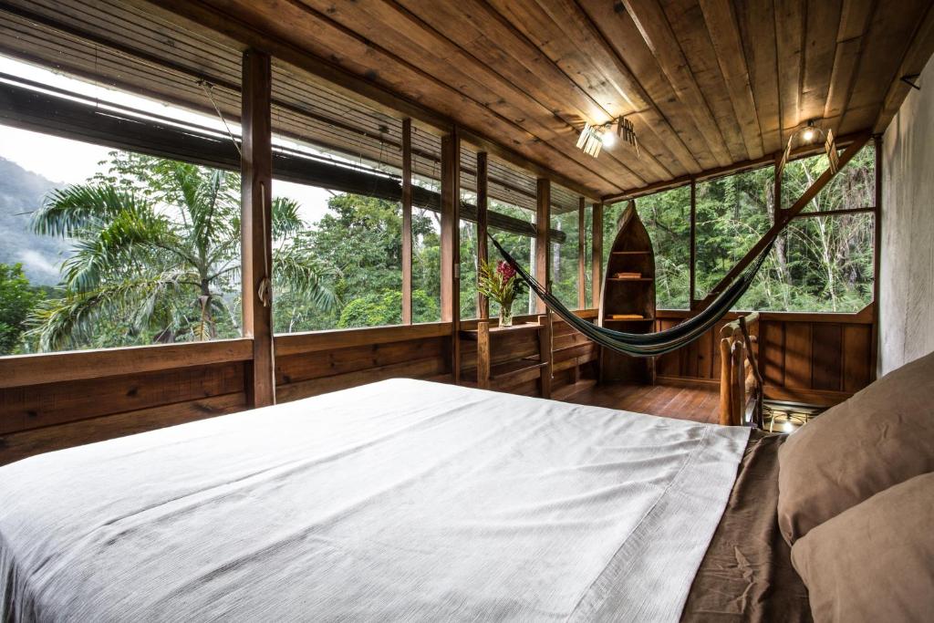 Postel nebo postele na pokoji v ubytování Omega Tours Eco-Jungle Lodge