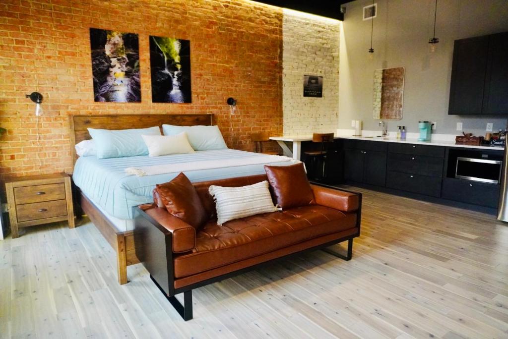 Postel nebo postele na pokoji v ubytování The Benjamin Hotel