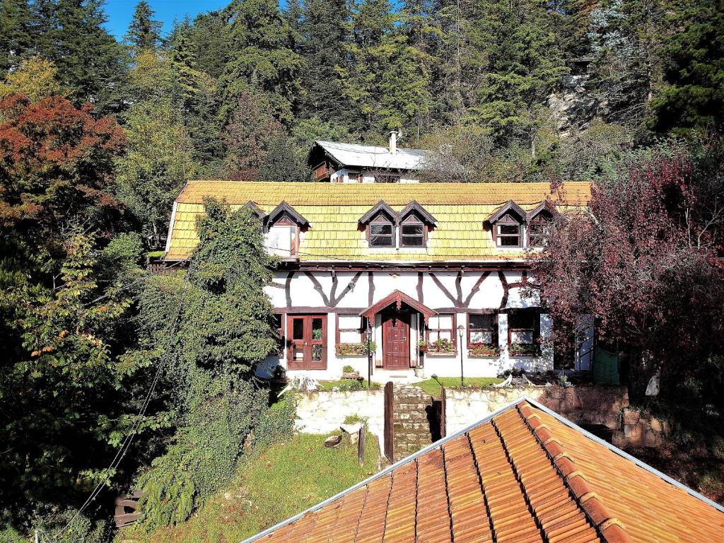 ein Haus auf einem Hügel mit Bäumen in der Unterkunft Apart del Bosque La Cumbrecita in La Cumbrecita