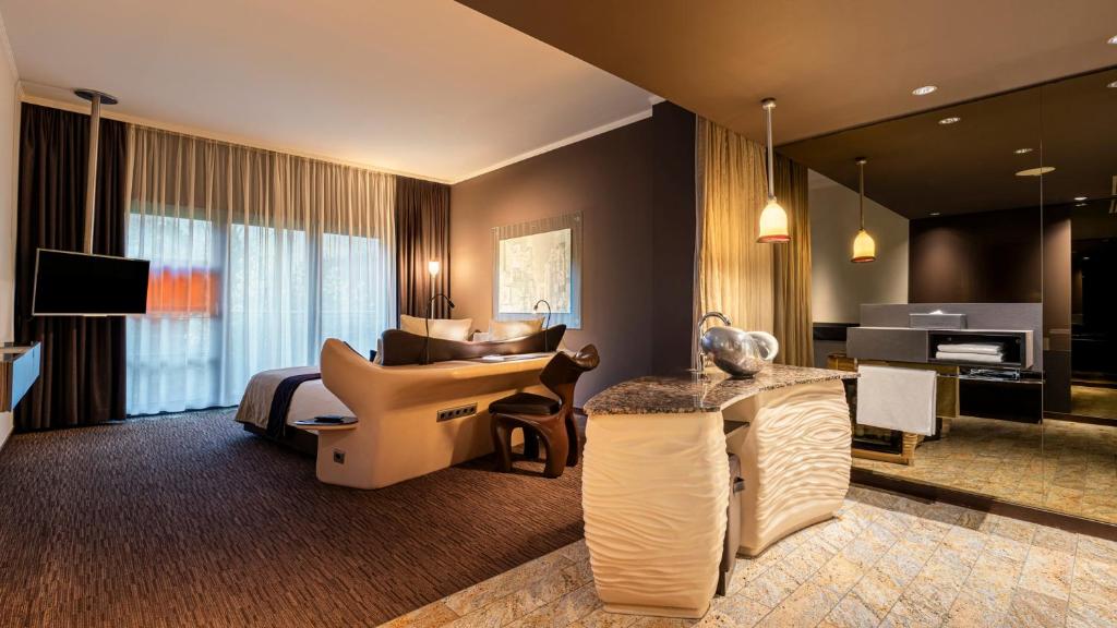 TV a/nebo společenská místnost v ubytování east Hotel Hamburg