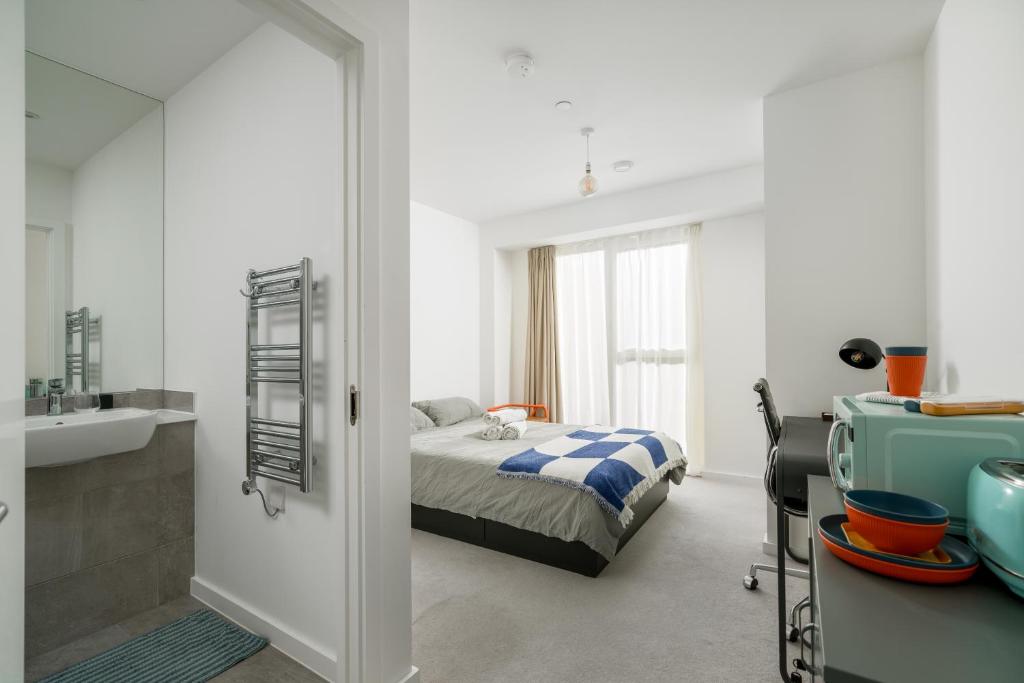 Ένα ή περισσότερα κρεβάτια σε δωμάτιο στο Waterview apartments with ultra fast wifi close to Excel and O2, corporates and contractors welcome