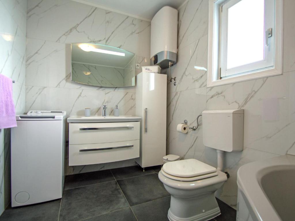 Koupelna v ubytování Holiday Home Otavia by Interhome
