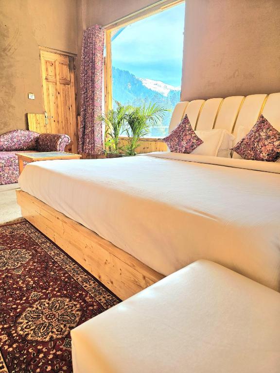 Postel nebo postele na pokoji v ubytování Hotel Old Manali by Himalayan Hotels, with Mountain View, Balcony, Terrace and Parking