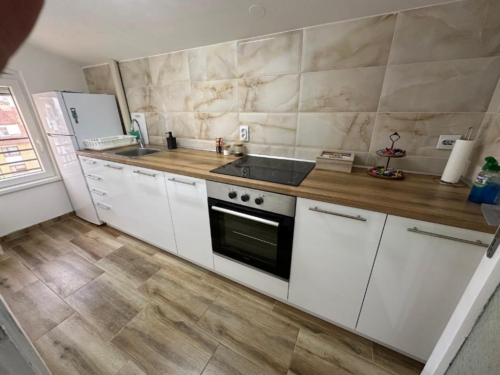 Eldhús eða eldhúskrókur á Apartman Ćirić