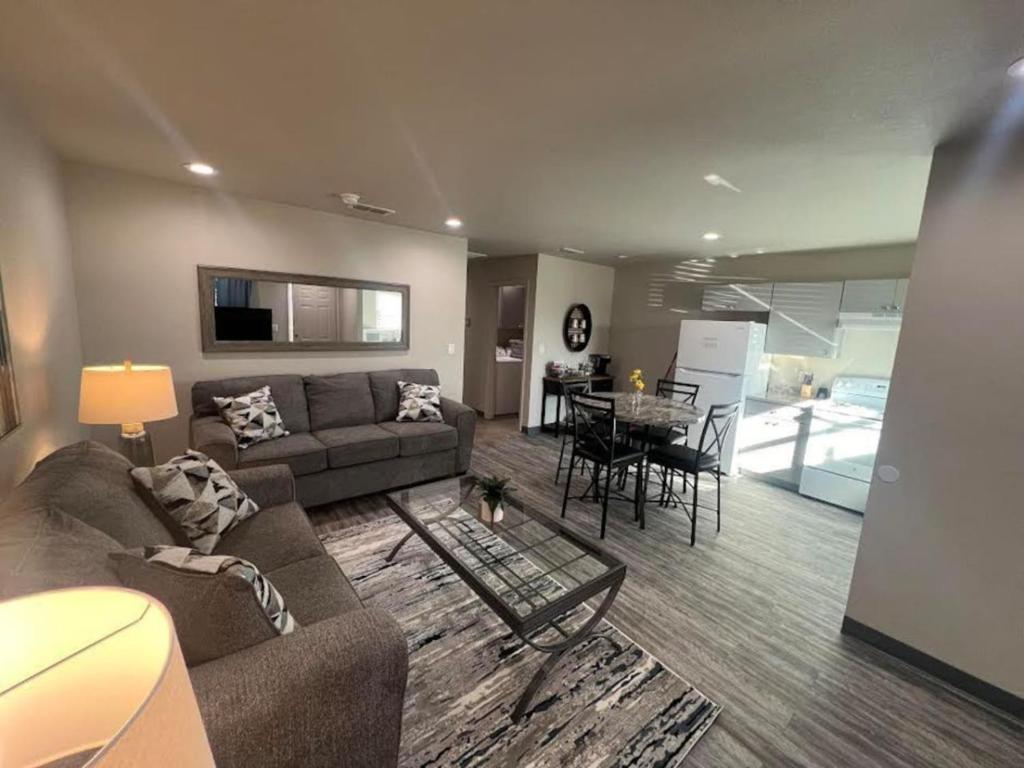 una sala de estar con un sofá y una mesa en Home Sweet Stay, en Clovis
