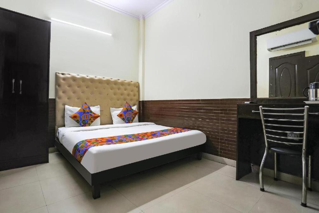 Postel nebo postele na pokoji v ubytování HOTEL THE LAZEEZ