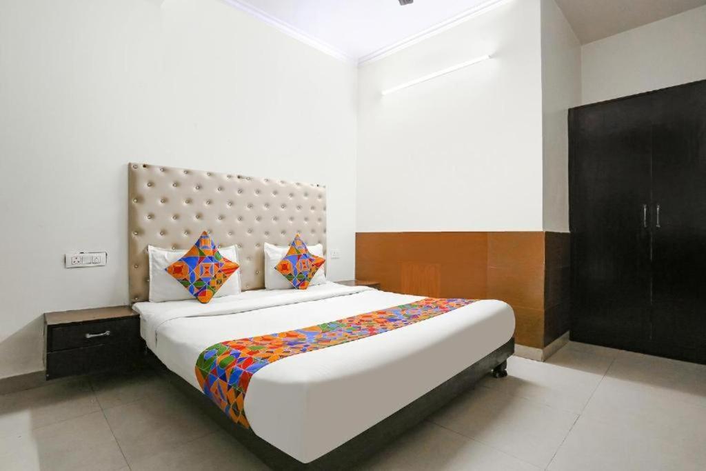 Postel nebo postele na pokoji v ubytování HOTEL THE LAZEEZ