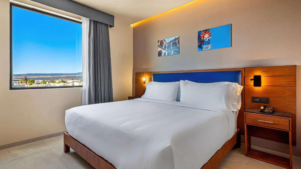 Postel nebo postele na pokoji v ubytování Hampton By Hilton Queretaro Juriquilla